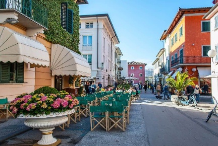 Foto Hotel a Forte dei Marmi Centro di 2000 m² con 50 locali in vendita