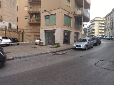 Foto Negozio in Viale Trieste 1, Caltanissetta Centro di 170 m² in affitto