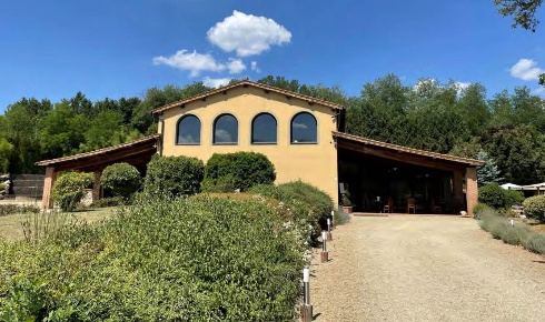 Foto Ristorante in Via Montebenichi, Bucine di 1635 m² con 12 locali