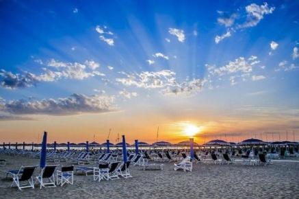 Foto Struttura turistica a Camaiore Lido di Camaiore di 3800 m² in vendita