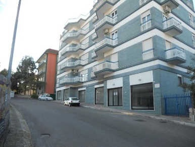 Foto Negozio in Via Kennedy 7, Noci Centro di 230 m² con 1 locali
