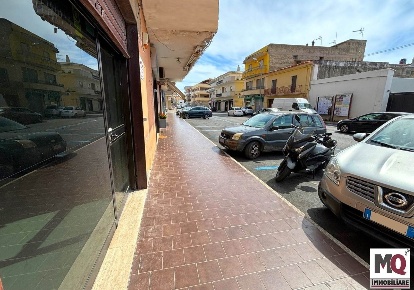 Foto Negozio in via venezia  103, Mondragone di 80 m² con 2 locali