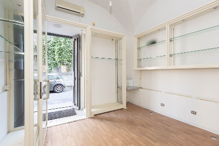 Foto Negozio in Via Scalilla 2, Mascalucia Centro di 42 m² con 2 locali