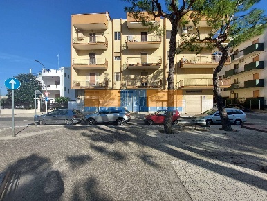 Foto Attività commerciale in VIA GIOSUE' CARDUCCI 69, Modugno di 60 m²