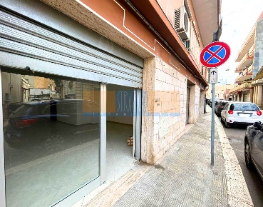 Foto Attività commerciale in via alcide de gasperi  20, Modugno di 70 m²