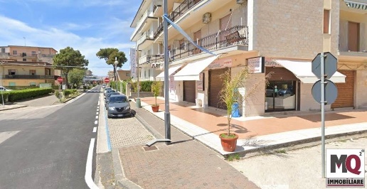 Foto Negozio in viale  John Fitzgerald kennedy, Mondragone di 120 m²
