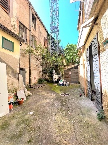 Foto Magazzino a Salerno Centro Storico - Teatro Verdi di 200 m² in vendita