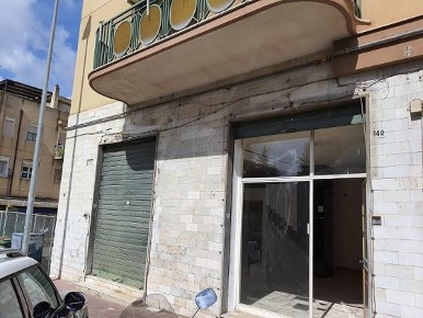 Foto Negozio in Via  Paladini 138/140, Caltanissetta Centro di 87 m²