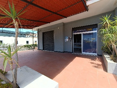 Foto Negozio a Salerno Zona Industriale - San Leonardo di 100 m² in affitto