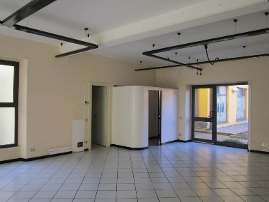 Foto Negozio in LARGO CAMUSSI 7, Gallarate Centro di 88 m² con 1 locali