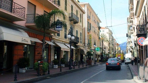 Foto Locale commerciale a Bordighera Centro di 140 m² con 3 locali