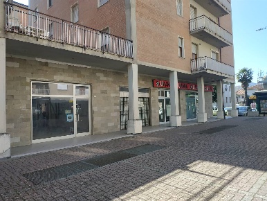 Foto Negozio a Città di Castello Centro di 175 m² con 2 locali in affitto