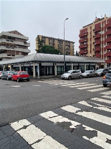 Foto Negozio in via Bertolazzi 20, Milano Lambrate di 450 m² con 10 locali