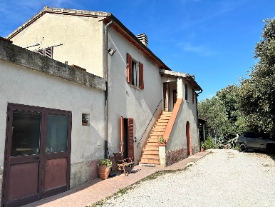 Foto Cessione attività a Campiglia Marittima di 980 m² con 6 locali