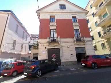 Foto Negozio in Via Francesco Acri 62, Catanzaro Centro Storico di 170 m²