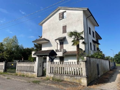 Foto Villa unifamiliare a Mortara Centro di 195 m² con 4 locali in vendita