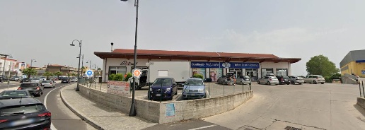 Foto Locale commerciale a Davoli Marina Di Davoli di 102 m² con 1 locali