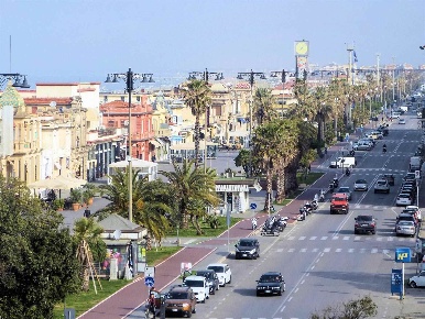 Foto Attività commerciale a Viareggio Centro di 150 m² con 6 locali