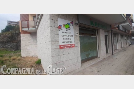 Foto Negozio in Viale de Filippis  52/54, Catanzaro di 92 m² con 3 locali