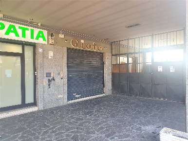 Foto Negozio in Piazza Castrolibero, Roma Anagnina di 80 m² con 1 locali