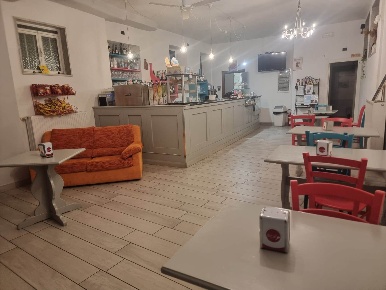 Foto Bar in Piazza Santa Maddalena, Villafranca Piemonte Centro di 100 m²