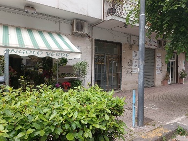 Foto Negozio in Via Settimio Mobilio  11, Salerno Irno - Brignano di 28 m²