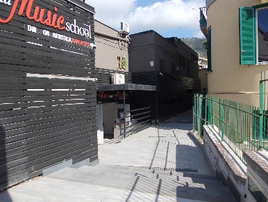Foto Attività commerciale a Pozzuoli Località la Schiana, Damiani di 250 m²