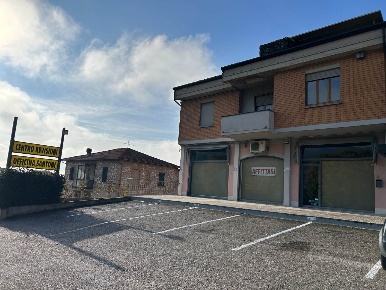 Foto Locale commerciale in Via Madonna 65, Foligno Centro di 160 m²