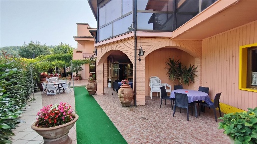 Foto Hotel a Piegaro di 2355 m² con 28 locali in vendita