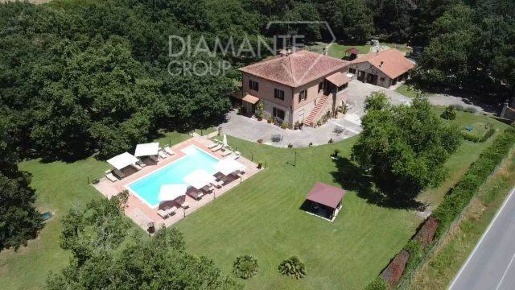 Foto Agriturismo a Castiglione del Lago Contrada Prati di 380 m² in vendita
