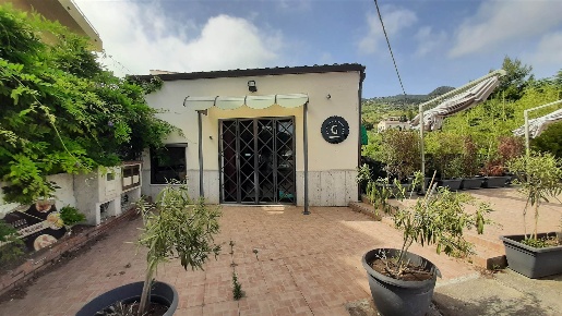 Foto Attività commerciale a Cefalù Centro di 65 m² con 8 locali in vendita
