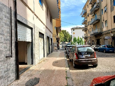 Foto Negozio in Via Luigi Liguori  10, Salerno Irno - Brignano di 100 m²