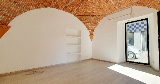 Foto Attività commerciale in Corso Umberto, Tortolì Centro di 50 m²