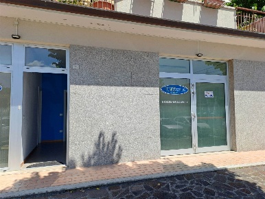 Foto Negozio a Castelbellino di 180 m² con 3 locali in vendita