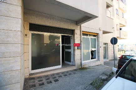 Foto Negozio in Via Don Minzoni 51, Martina Franca di 60 m² con 2 locali