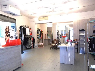 Foto Negozio a Pistoia Bottegone di 165 m² con 4 locali in vendita