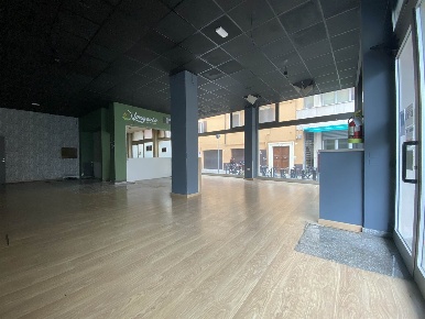 Foto Negozio a Pesaro Centro Storico di 204 m² con 3 locali in vendita