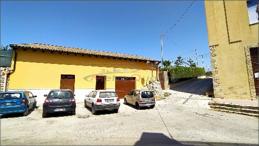 Foto Magazzino a Canicattì di 165 m² con 3 locali in vendita