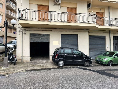 Foto Negozio in Via Principe di Piemonte 100, Noto di 155 m² con 1 locali