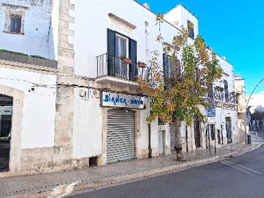 Foto Negozio in Via San Domenico  8, Noci Centro di 50 m² con 1 locali