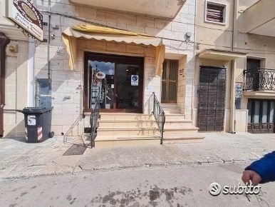Foto Attività commerciale in via Giacomo Puccini, Villa Castelli di 130 m²
