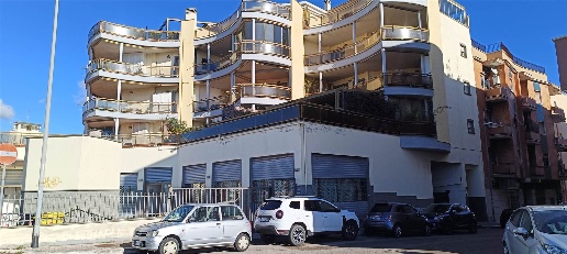 Foto Ufficio in via cadorna  16, Civitavecchia di 1900 m² con 24 locali