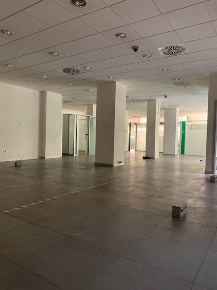Foto Negozio in Corso Garibaldi, Salerno Centro di 355 m² in affitto