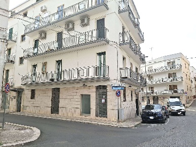 Foto Negozio in Via Soldato Rocco Tinelli  4, Noci Centro di 60 m²