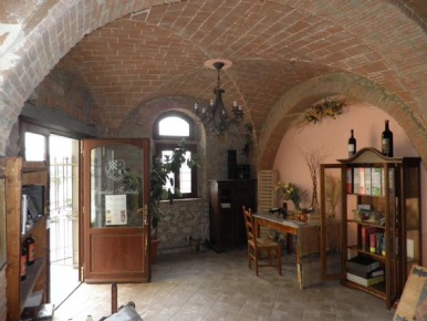Foto Locale commerciale a Guardistallo di 75 m² con 4 locali in vendita