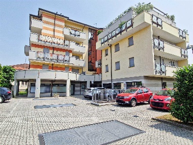 Foto Negozio in Via Dante 13, Cogliate Centro di 107 m² con 1 locali
