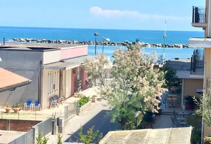 Foto Hotel a Bellaria-Igea Marina di 900 m² con 38 locali in vendita