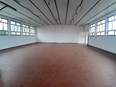 Foto Magazzino a Rive d'Arcano Rodeano di 180 m² con 1 locali in vendita