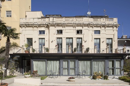 Foto Attività commerciale in Via Francesco Marletta 17/B, Catania di 900 m²