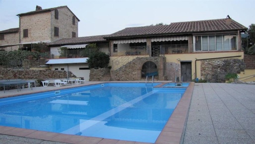 Foto Agriturismo a Follonica Centro di 600 m² con 18 locali in vendita